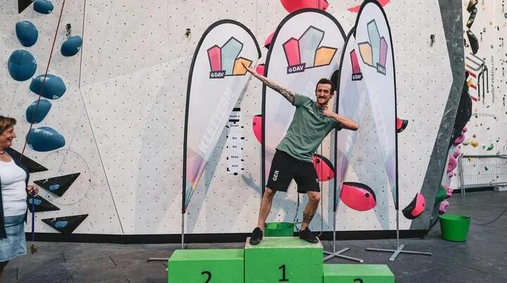 Aldrik Bethke auf dem Siegertreppchen | © DAV-Pavlo Vekla Aldrik Bethke steht auf dem Siegertreppchen nach Erreichen des 1. Platzes bei den deutschen Meisterschaften der Klasse AU3 im Paraclimbing | © DAV-Pavlo Vekla
