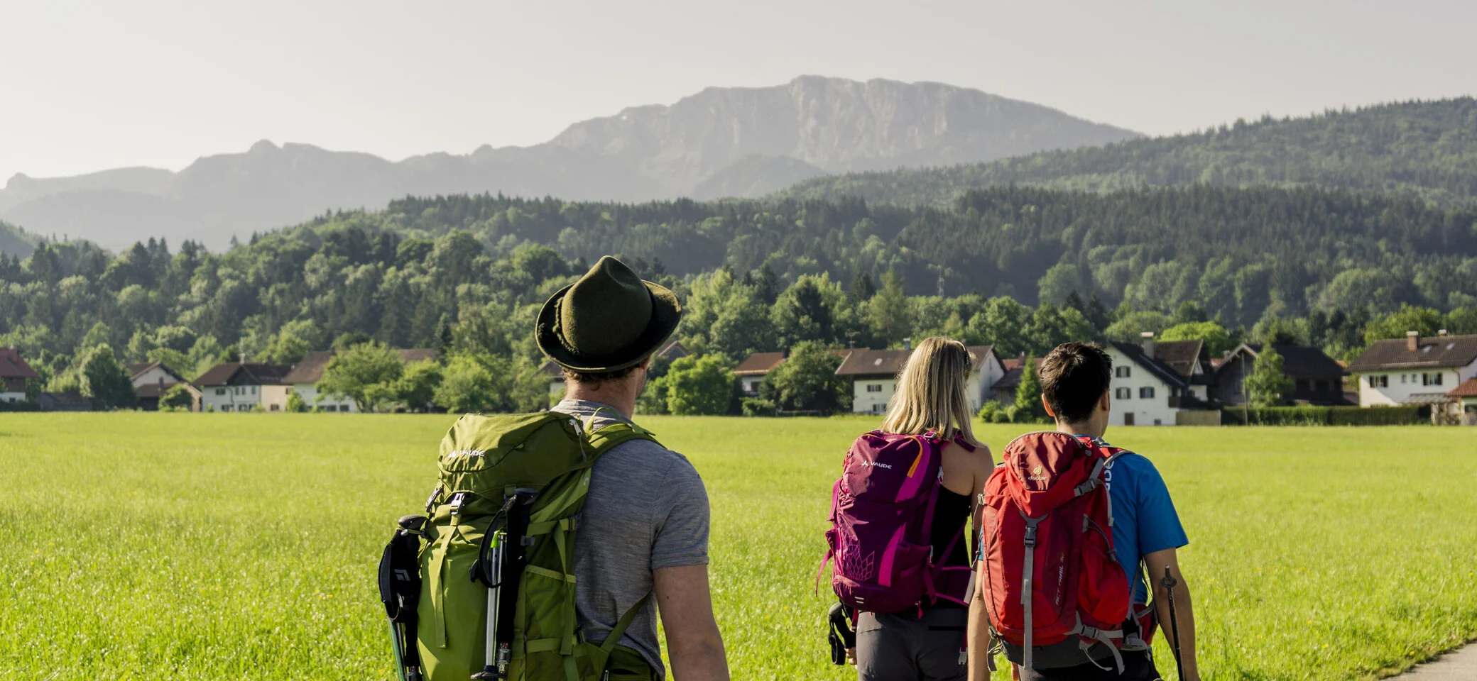 Wandern in den Chiemgauer Bergen | © DAV/Hans Herbig Drei Wanderer auf einem Bergpfad in den Chiemgauer Alpen | © DAV/Hans Herbig