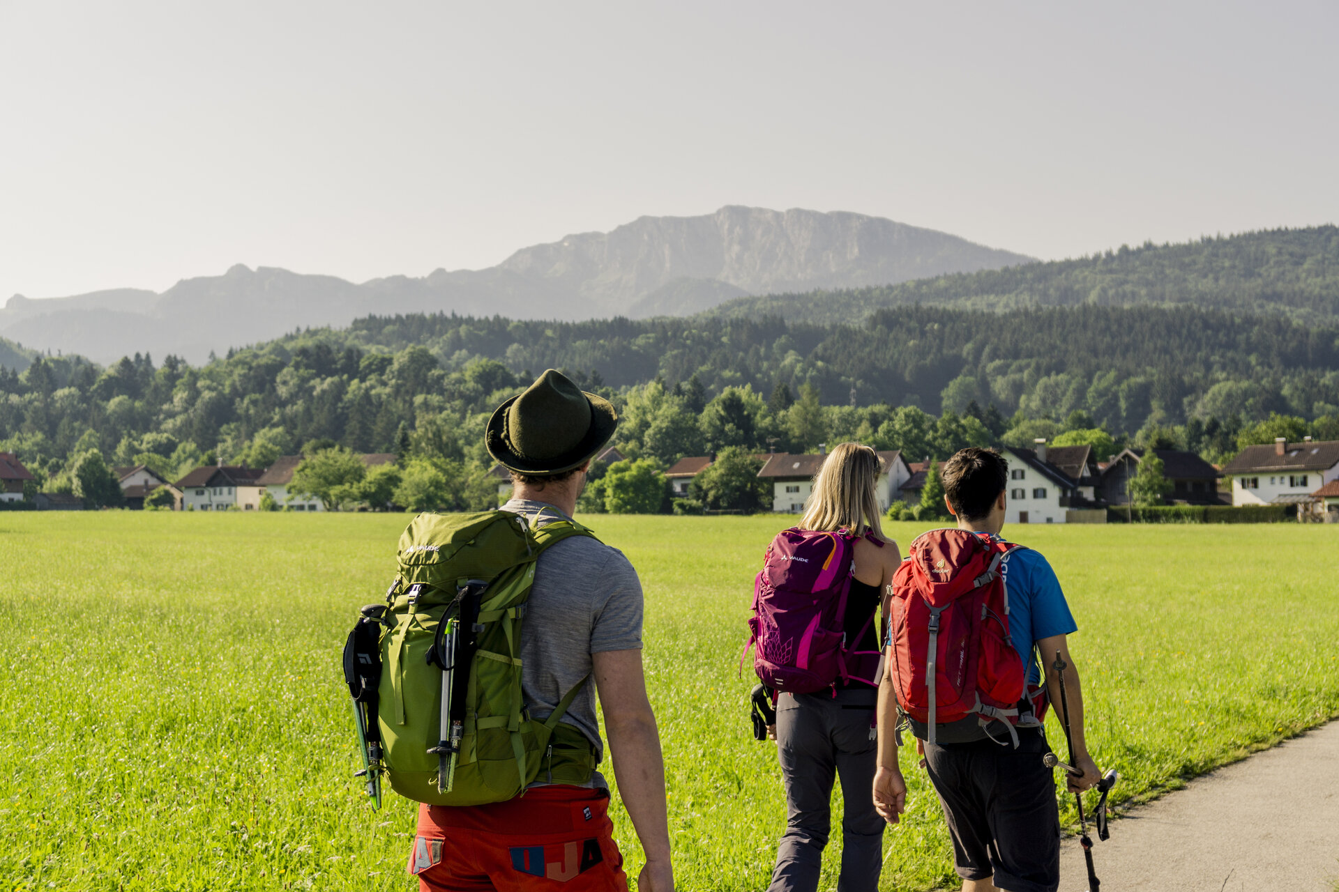 Drei Wanderer auf einem Bergpfad in den Chiemgauer Alpen | © DAV/Hans Herbig