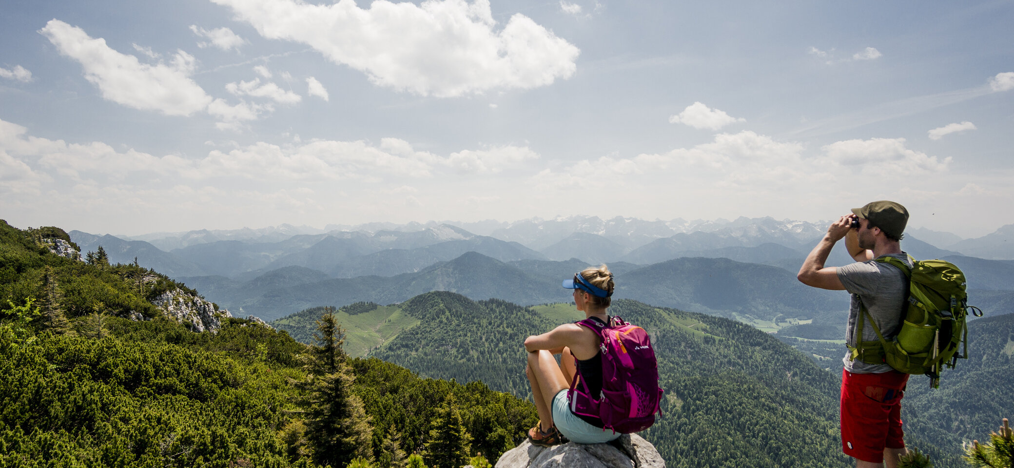 Zwei Wanderer genießen die Aussicht in den Chiemgauer Alpen | © DAV/Hans Herbig