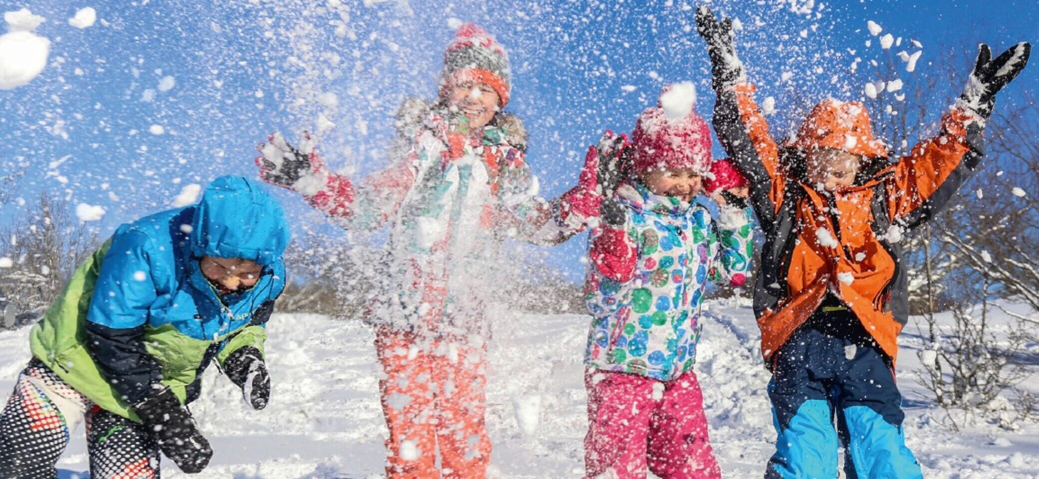 Foto aus der Kampagne des DAV: Raus ins echte Leben: Kinder werfen Schnee in die Luft | © DAV